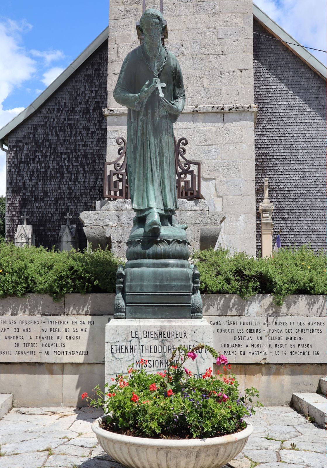 Denkmal vor der Kirche in Le Bélieu