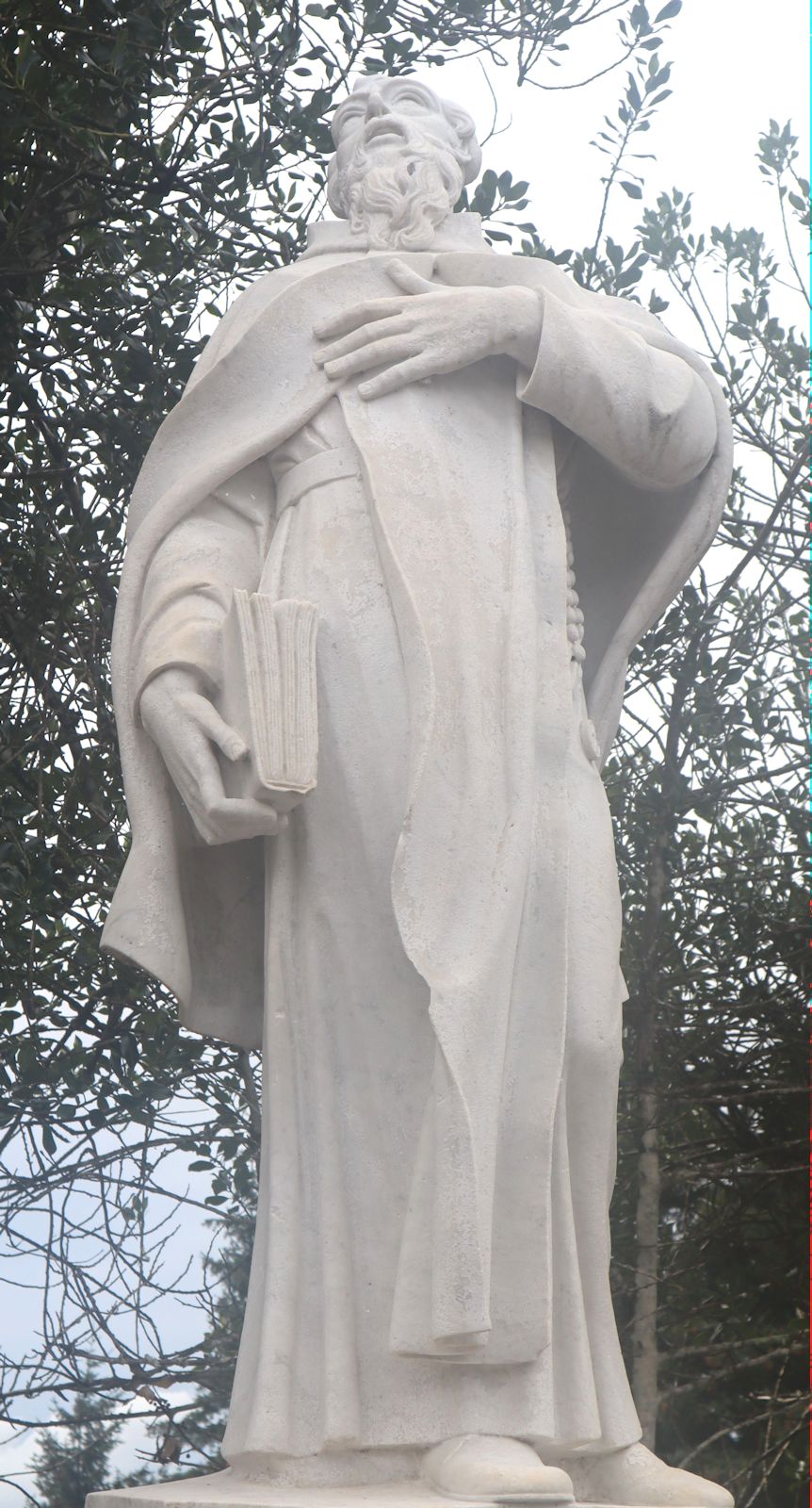Statue von Bonfilius Monaldi vor dem Kloster auf dem Monte Senario