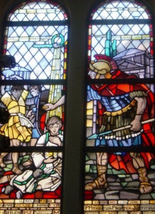 Glasfenster in der Kierch in Elléng in Luxemburg
