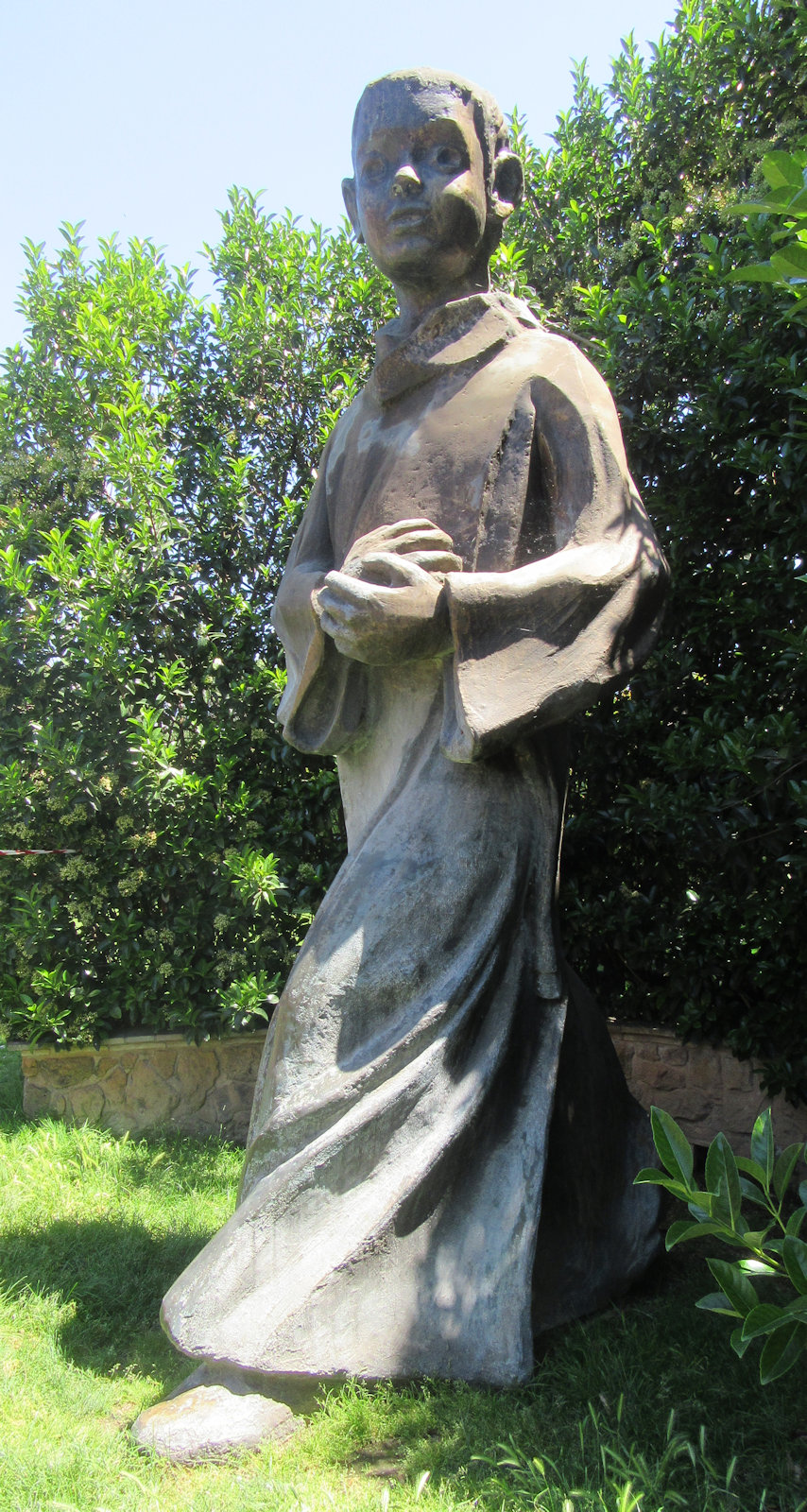 Bernhard Lang: Statue, 2008, am nach Tarsitius benannten Institut der Salesianer Don Boscos nahe der Katakomben des Callistus  in Rom
