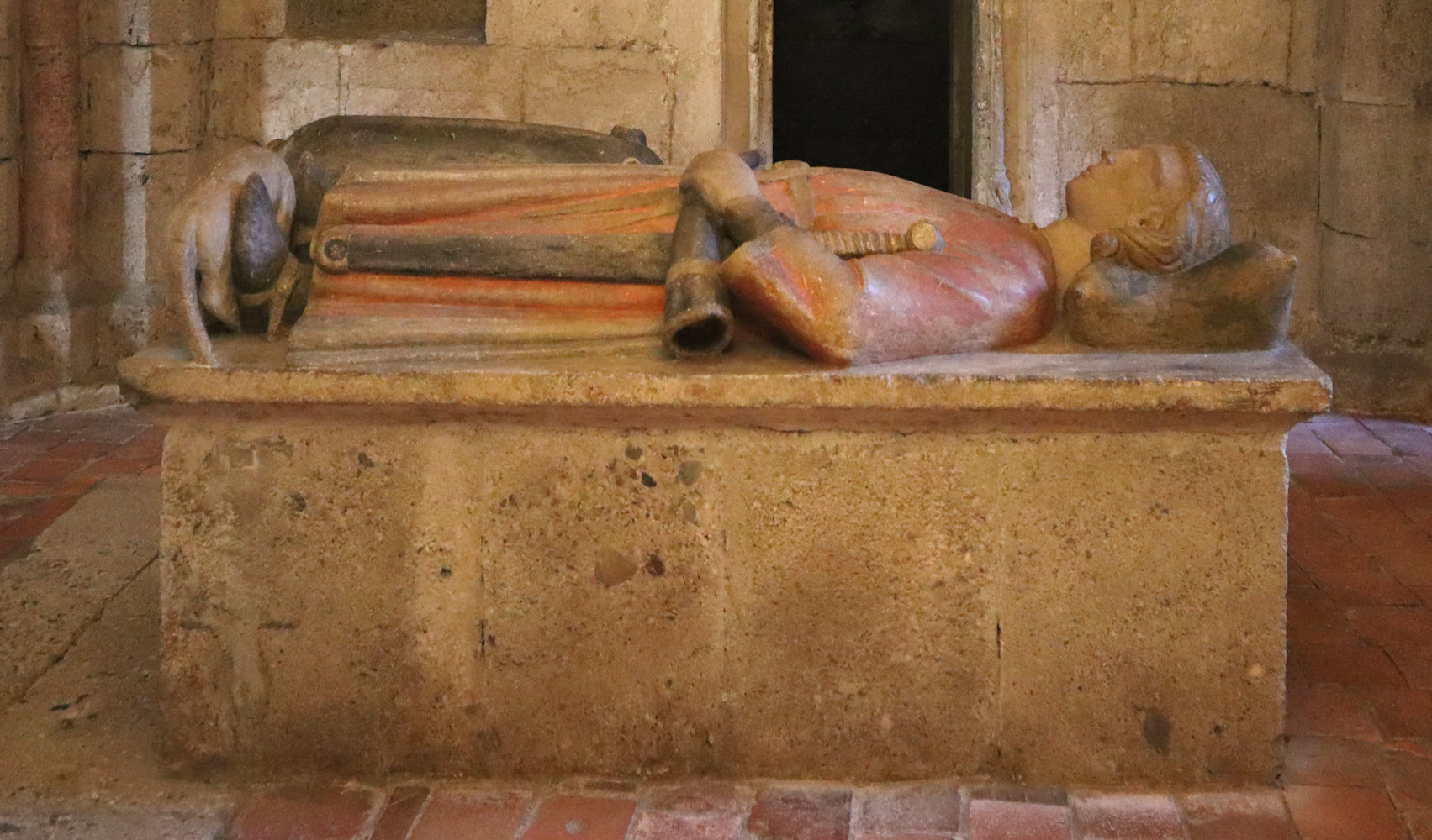 Das Gunthergrab mit Jagdhund zu seinen Füßen und dem Eber an der Seite, 1304, seit 1948 im südlichen Läuthaus in der Stiftskirche Kremsmünster