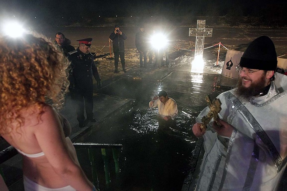 In Russland wird die Taufe Christi auch mit Gottesdiensten unter freiem Himmel gefeiert, bei denen die Gläubigen ins eisklate Wasser steigen zur Erneuerung ihrer Taufe