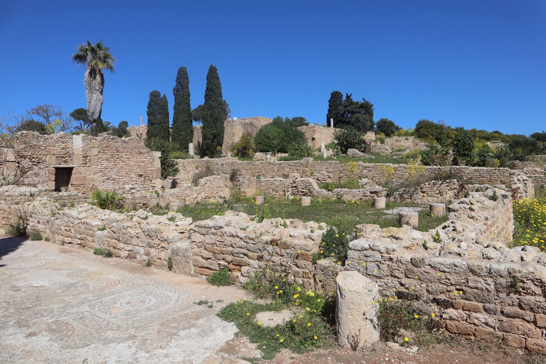 Ruinen des römischen Villenviertels neben dem Theater von Karthago