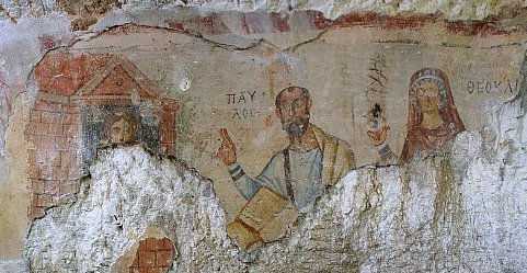 Malerei: Paulus (Mitte) lehrt Thekla (links auf dem Balkon ihres Hauses), deren Mutter Theoklia (rechts) hört zu, 5. Jahrhundert, in der Paulus-Grotte bei Ephesus - den heutigen Ruinen bei  Selçuk