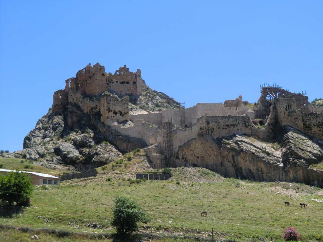 Burg Yeni Kahle, Ursprungsplatz der Stadt Eski Kahta, heute Ruine bei Kocahisar nahe (der neuen Stadt) Kahta
