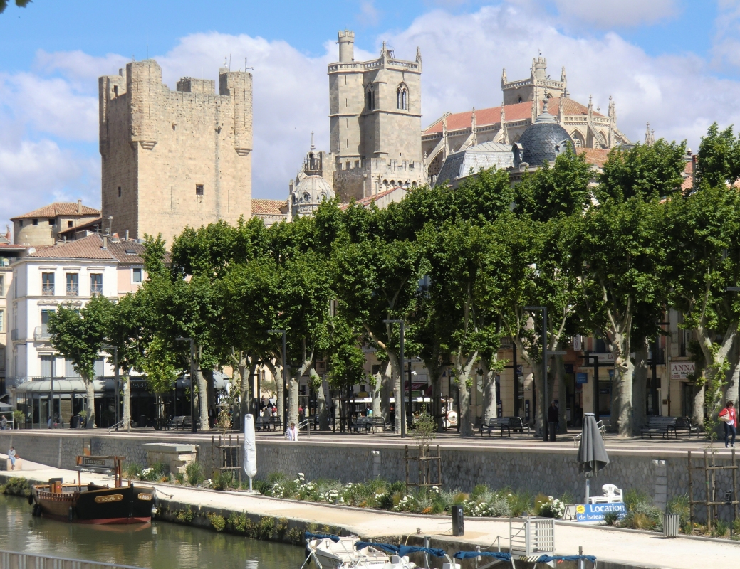 Blick auf das mittelalterliche Zentrum von Narbonne mit der Kathedrale und dem erhaltenen Turm der von Theodard erbauten Kirche, die er Justus und Pastor von Madrid weihte (Mitte)