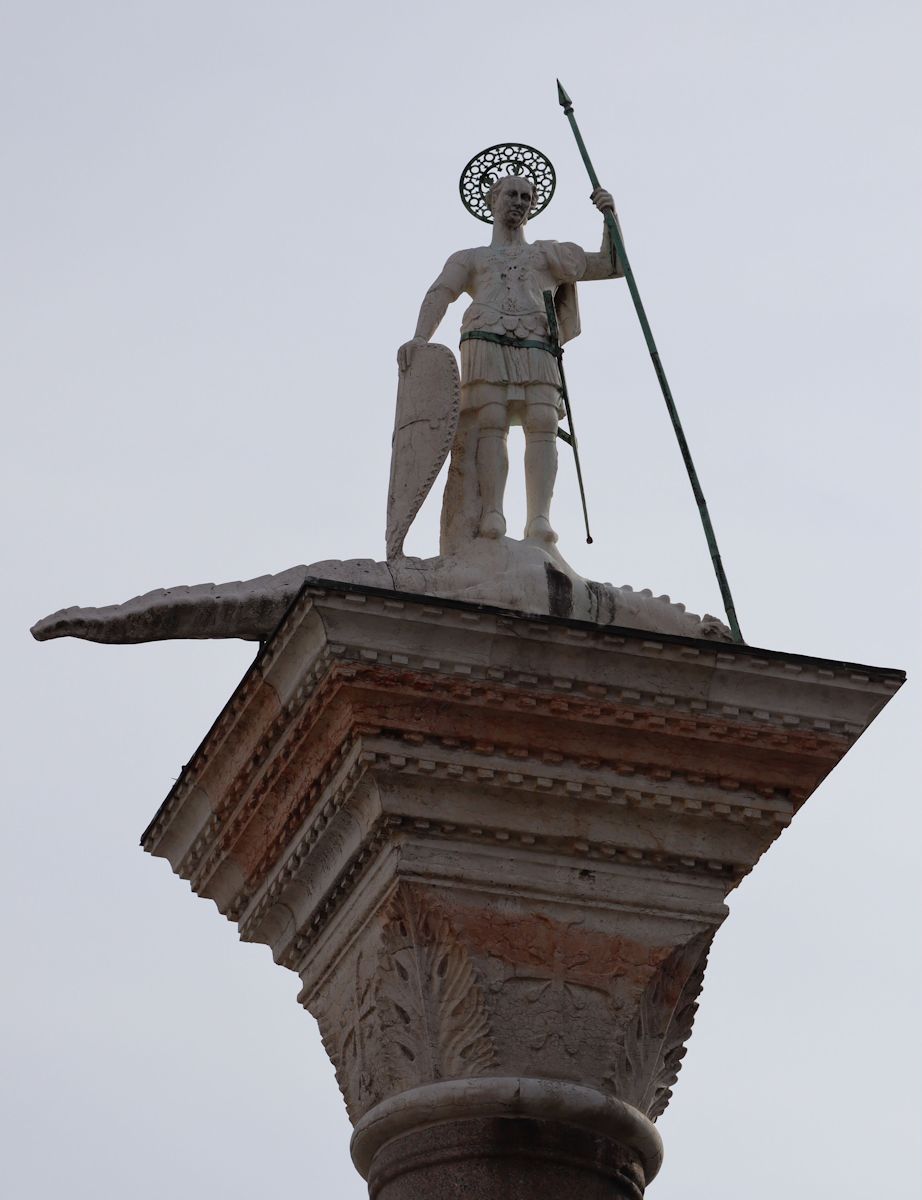 Theodor auf einer der beiden im 12. Jahrhundert in Tyrus - dem heutigen Sur - im Libanon geraubten Säulen vor dem Dogenpalast in Venedig
