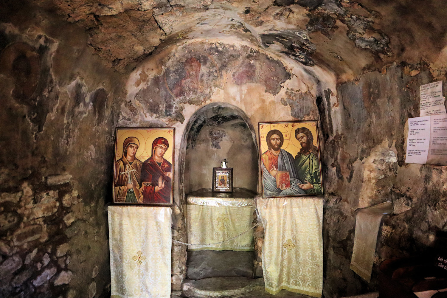 Innenraum der Theodora geweihten Kirche bei Vastas