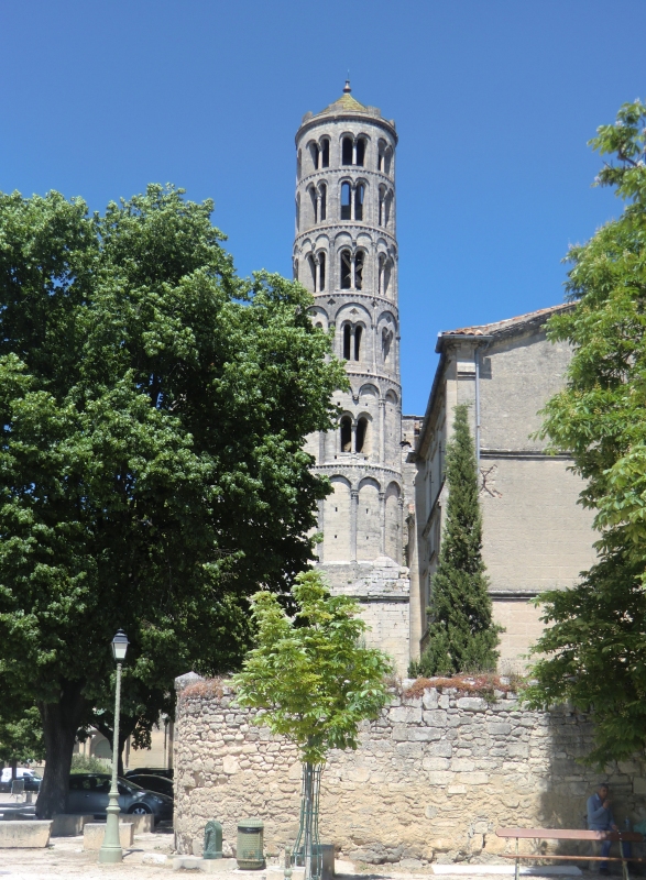 Die Theodoret geweihte Kathedrale in Uzès, erneuert 1642 - 1663 nach den Zerstörungen in den Religionskriegen, mit in Frankreich einzigartigem Rundturm aus dem 13. Jahrhundert