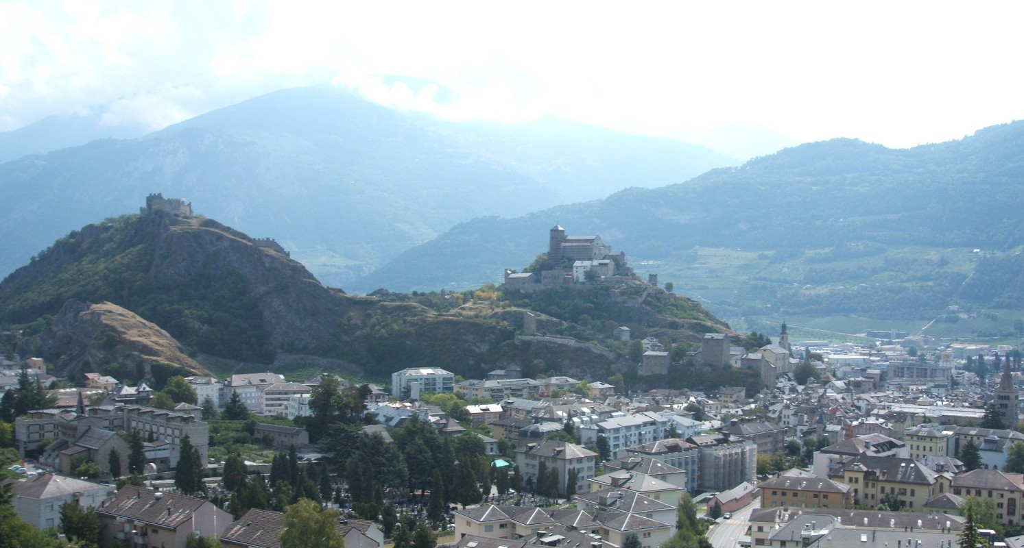 Burgruine (links) Schloss und Valeria-Basilika mit Wurzeln in keltischer Zeit, bis 1798 die Bischofskirche der Diözese (Mitte) und  heutige Kathedrale Notre Dame (ganz rechts) in Sitten