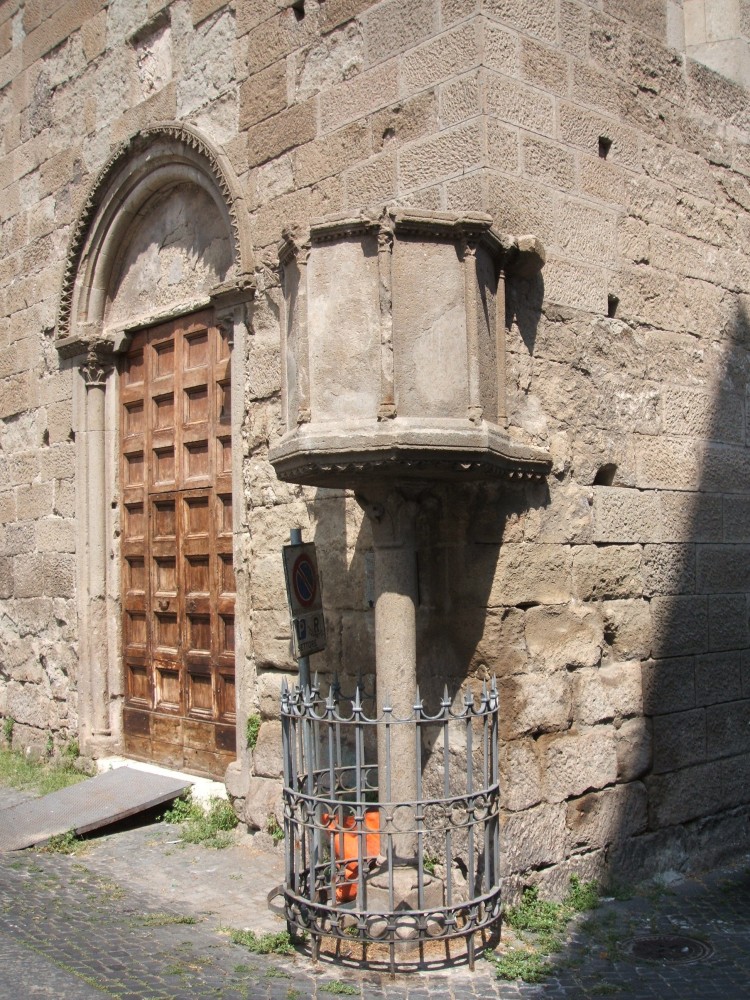 Außenkanzel an der Kirche S. Maria Nuova in Viterbo; von hier predigte Thomas in den 1260er-Jahren den Menschenmassen