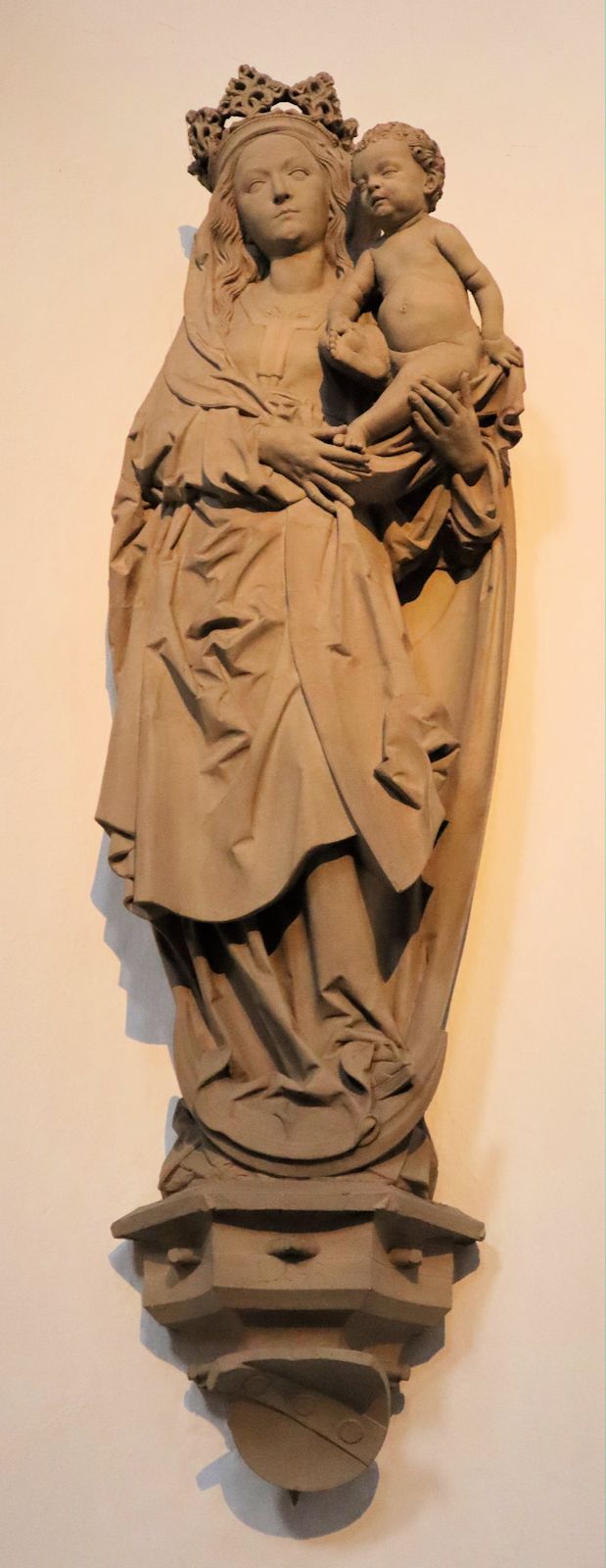 Statue von Riemenschneider: Maria, 1493, im Neumünster in Würzburg