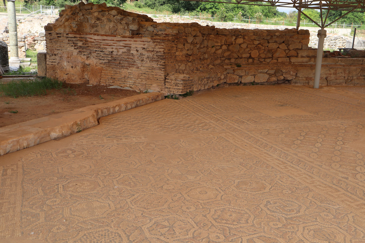 Mosaiken und Reste des Oktagon, der Bischofskirche in Philippi vom Ende des 4. Jahrhunderts auf dem Platz einer Paulus geweihten Kirche von um 330