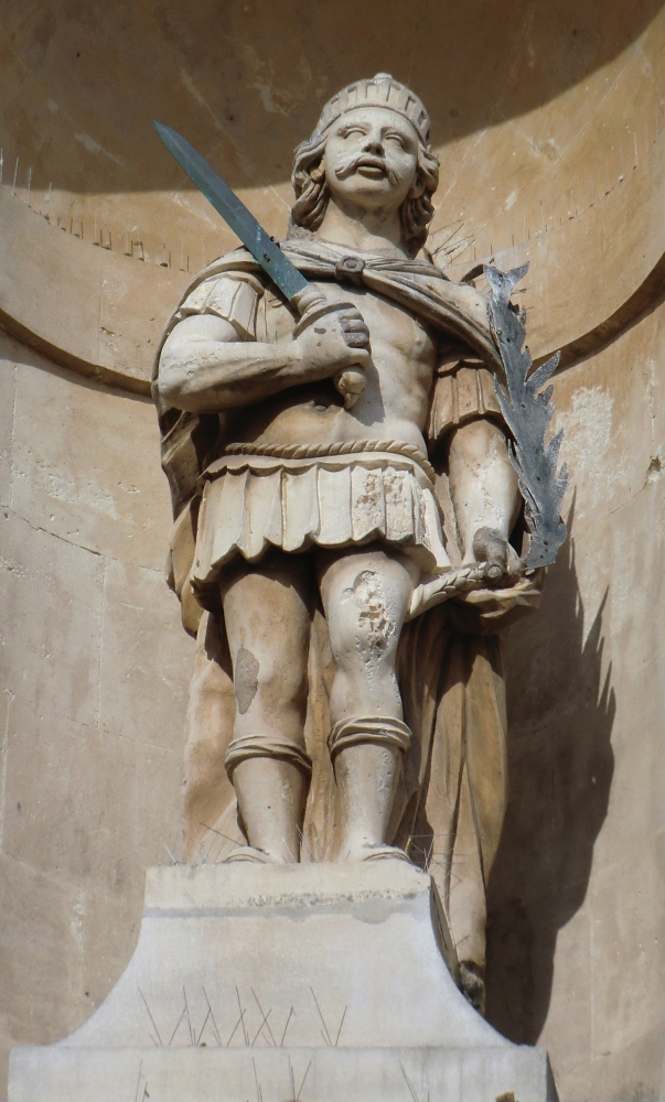 Statue über dem Portal der Pfarrkirche in St-Tropez
