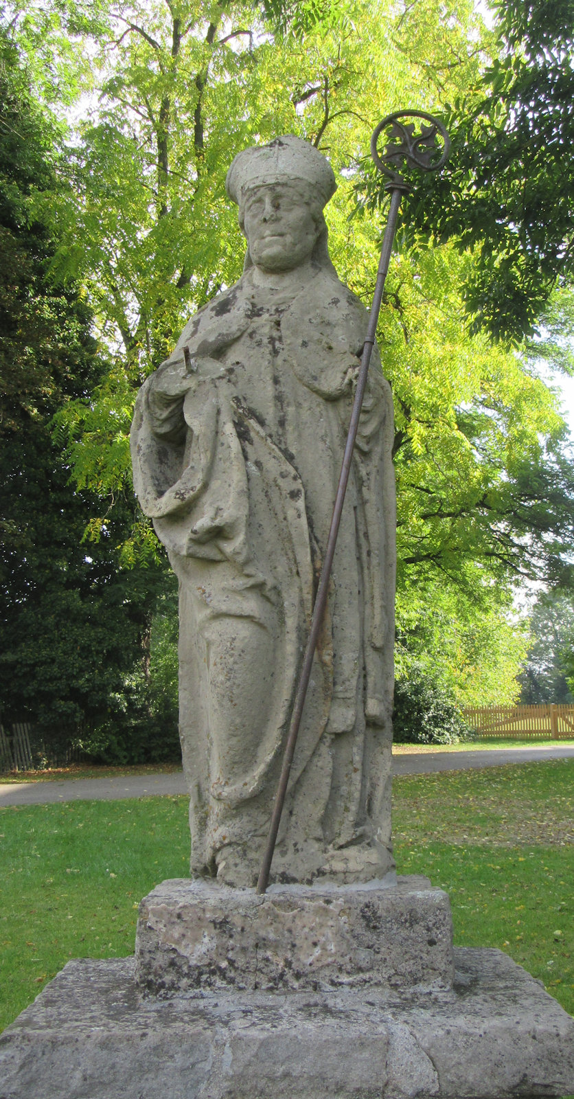 Brunnenfigur gegenüber der Ulrichskapelle des früheren Klosters Adelberg
