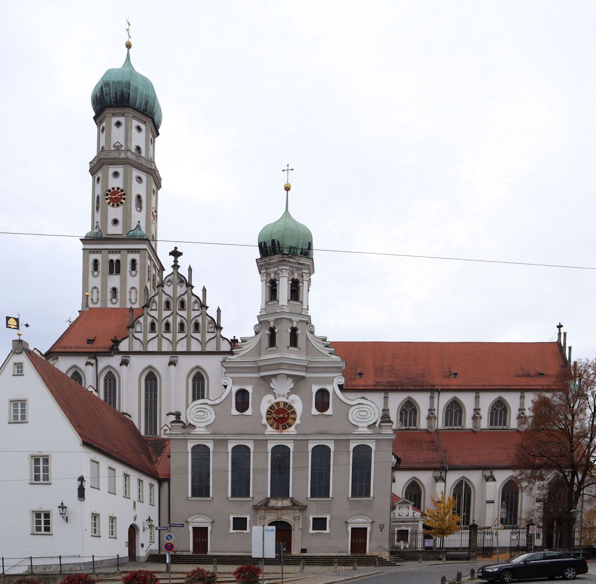 Kirche St. Ulrich und Afra in Augsburg; die davor gebaute kleine Kirche war früher die Leutkirche, nach der reformation st sie seit 1526 evangelische Kirche