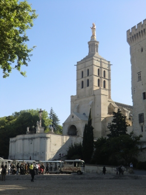Kathedrale in Avignon, direkt neben dem Papstpalast. Hier auf dem höchsten Punkt des Felsens stand schon im 4. Jahrhundert die erste christliche Kirche der Stadt, die jetzige stammt aus dem 12. Jahrhundert, die goldene Marienstatue auf der Turmspitze von 1859.