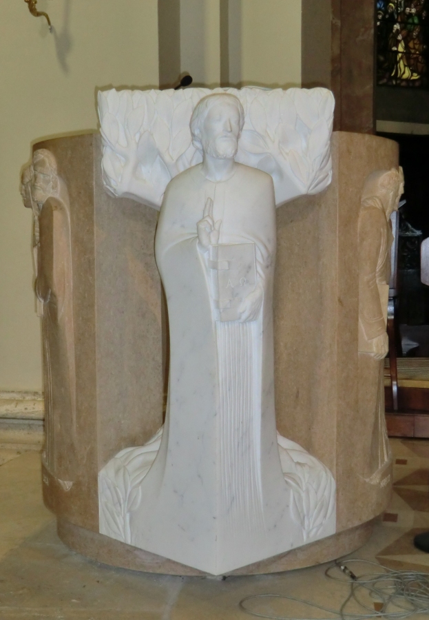 Statue am Ambo in der Kathedrale in Terni