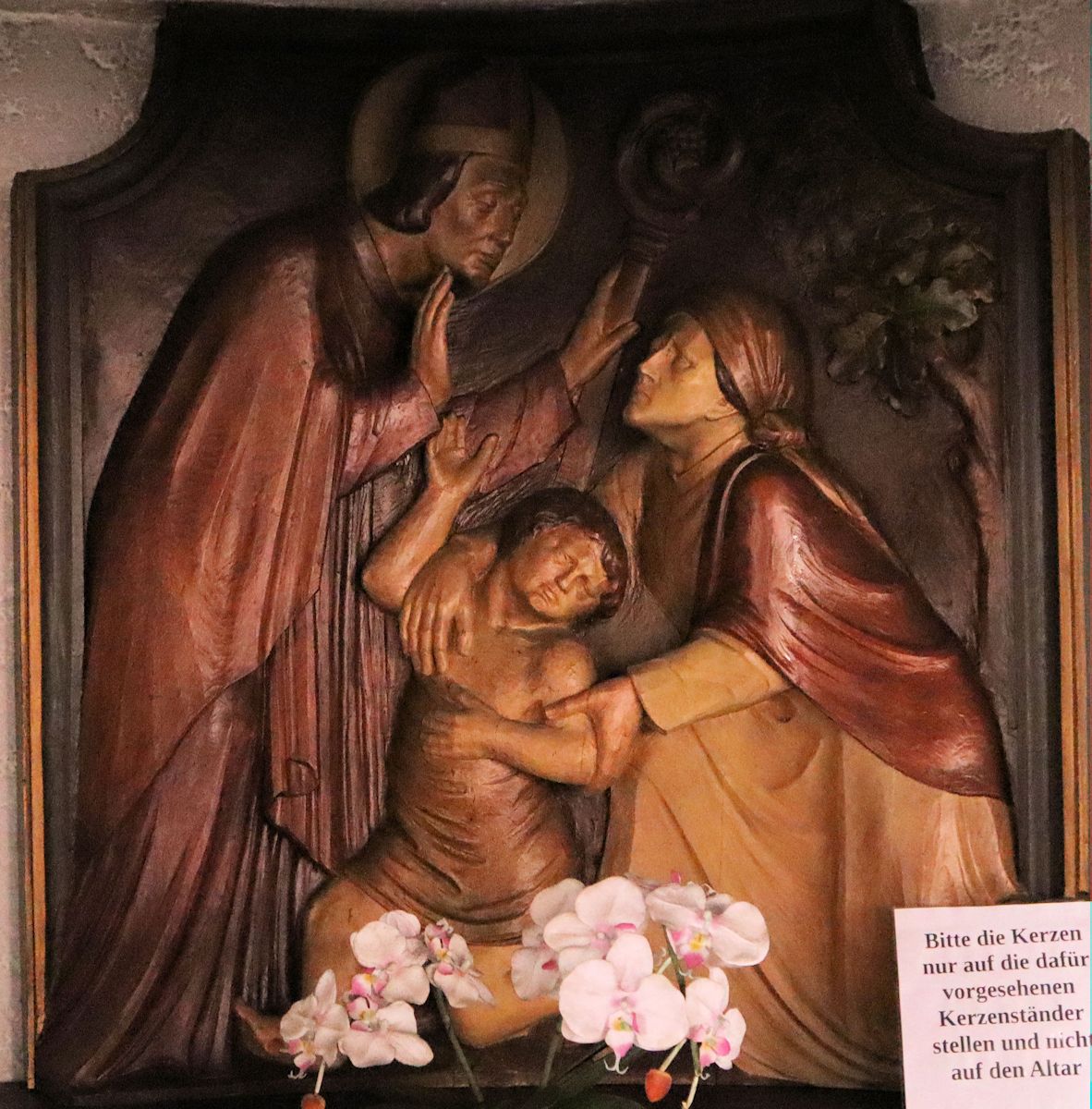 Relief: Valentin mit einem epileptischen Kind, in der Valentin geweihten Filialkirche in Heuchelheim