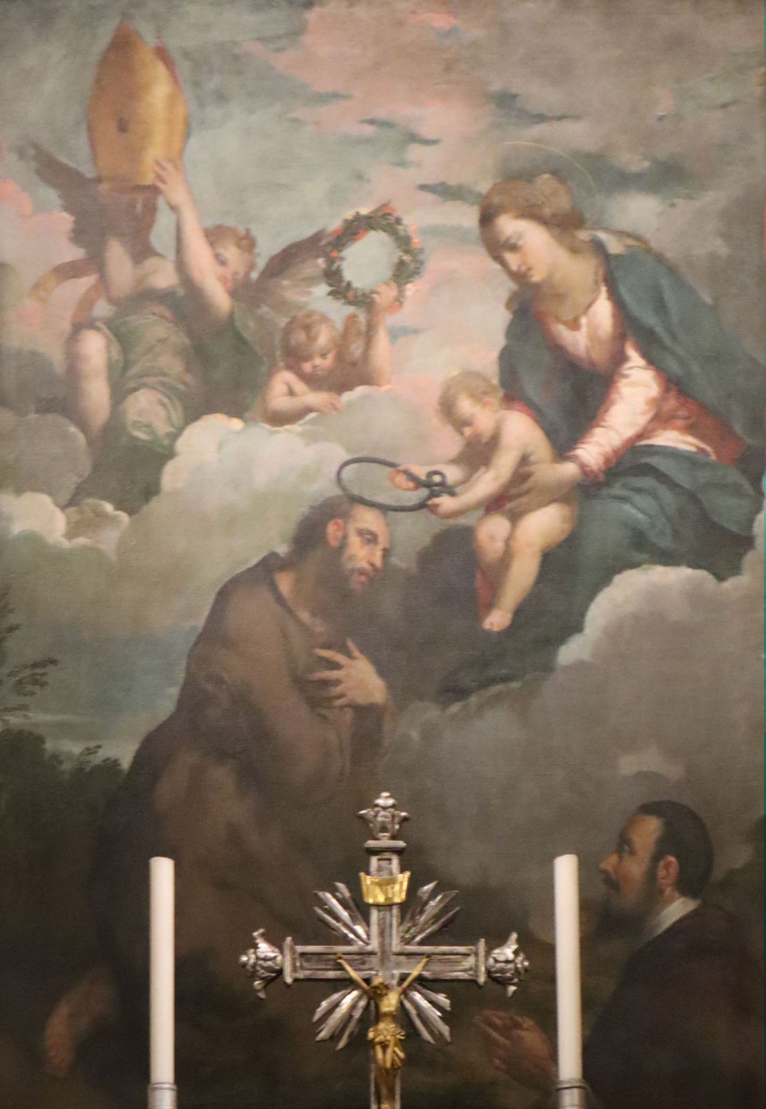 Altarbild: Maria überreicht Vicinius die wunderkjräftige Halskette und den Bischofshut, im Dom in Sarsina