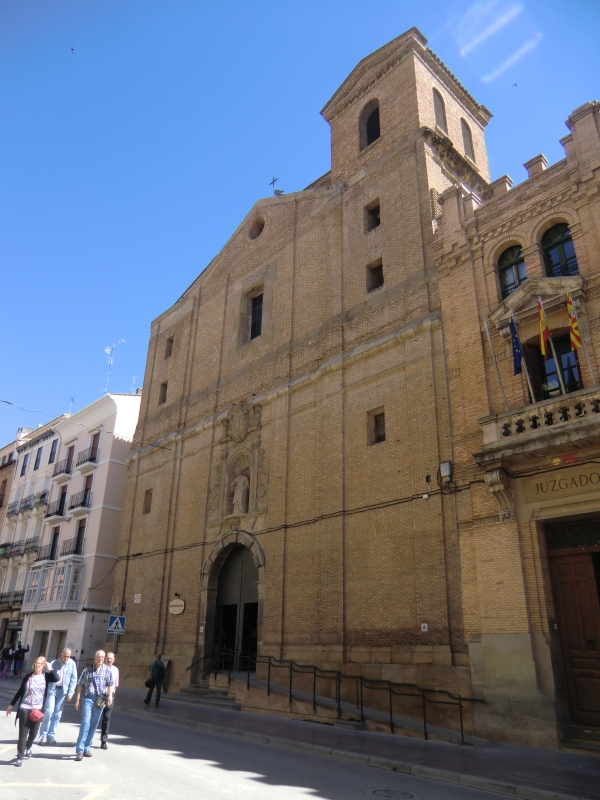 Kirche Sao Vicente in Huesca, der Überlieferung zufolge an der Stelle seines Geburtshauses, wo demnach schon 304 ein Oratorium errichtet wurde, das nach der Zurückeroberung der Stadt von den Mauren wieder geweiht und Mitte des 14. Jahrhunderts durch eine Vinzenz geweihte Kirche ersetzt wurde; die heutige Kirche wurde ab 1730 gebaut und 1746 geweiht
