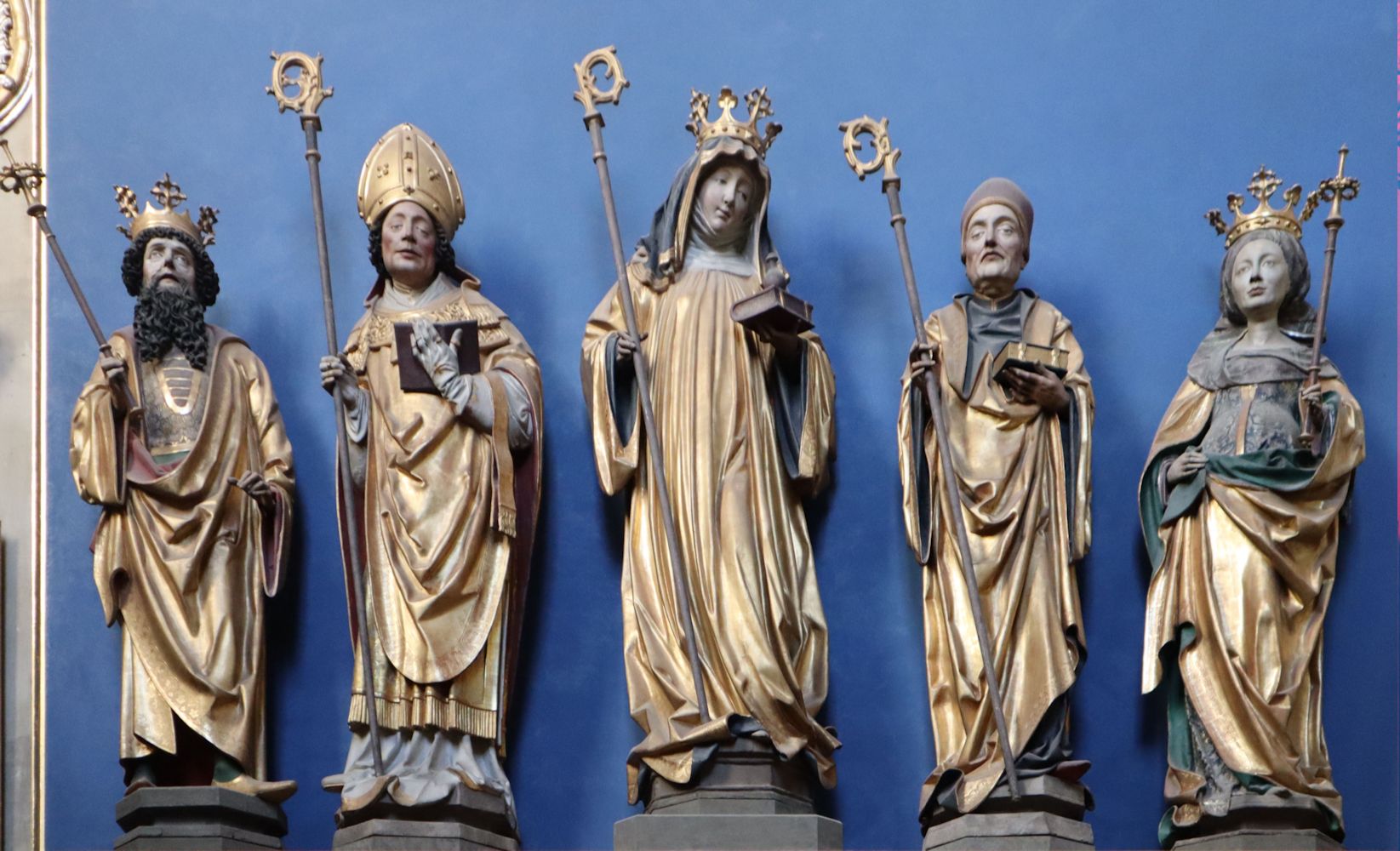 Walburga-Statue (Mitte) mit Vater Richard von England (links), Bruder Willibald von Eichstätt (halblinks), Bruder Wunibald von Heidenheim (halbrechts) und Mutter Wunna (rechts), in der Walburgagruft in Eichstätt
