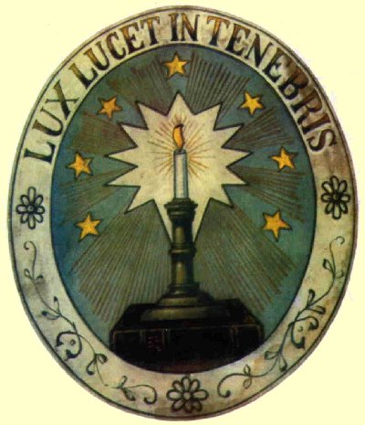 Das Wappen der Waldenser: Leuchter mit Umschrift „Lux lucet in tenebris”, „Das Licht scheint in der Finsternis”, dem Johannesevangelium entnommen (1, 5); die sieben Sterne verweisen auf die Vollzahl der Gemeinden nach der Offenbarung des Johannes (1, 20)
