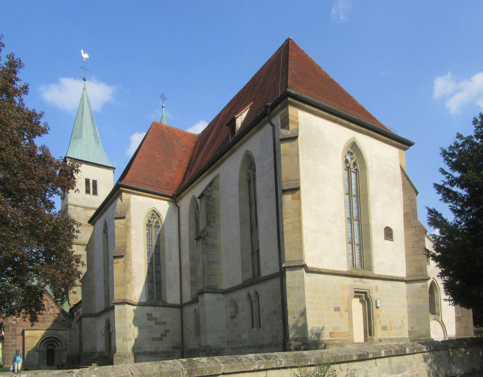 ehemalige Kloster- und heutige Stadtkirche in Murrhardt mit angebauter Walterichskapelle (links)