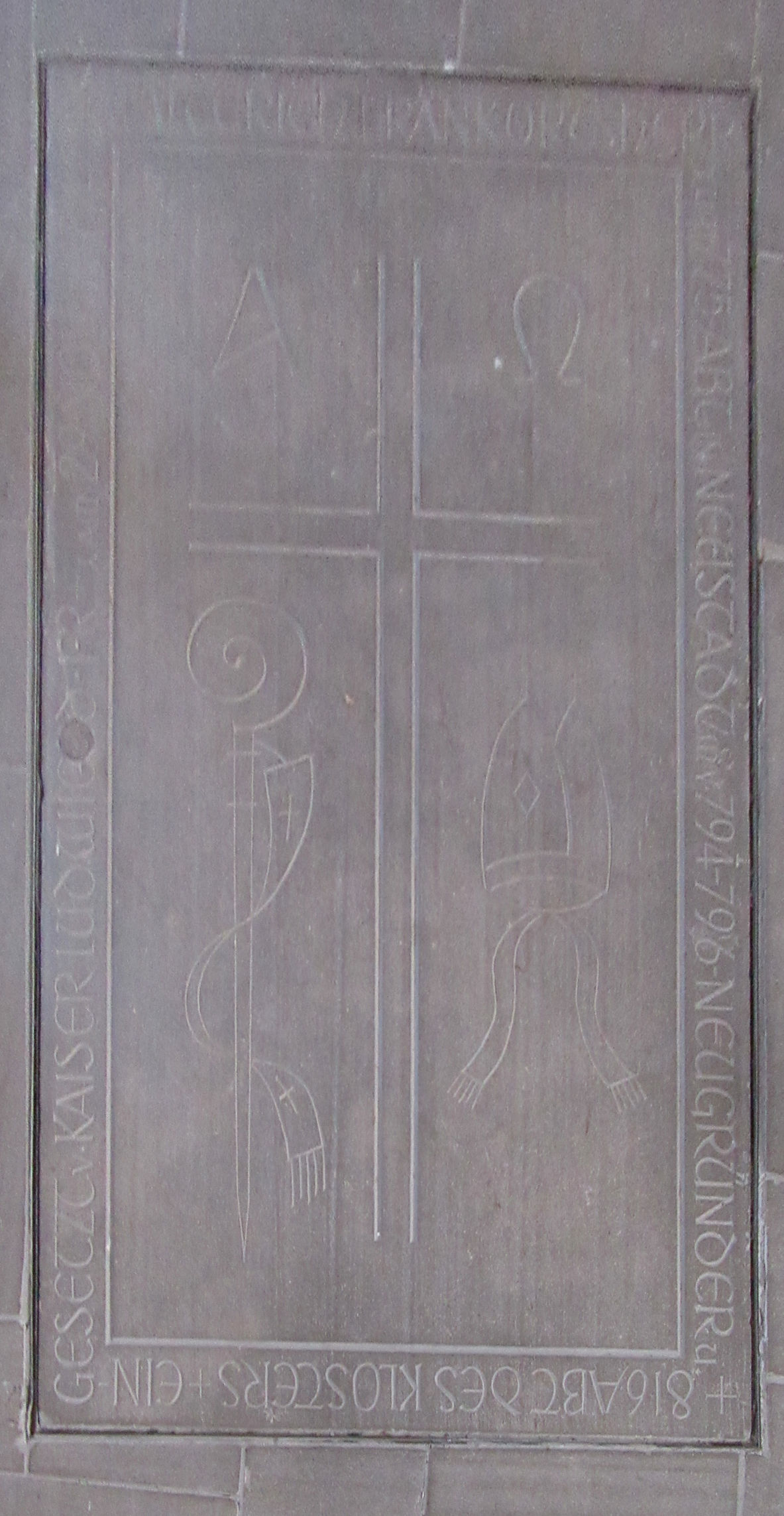 moderne Deckplatte über Walterichs Grab in der Walterichskirche