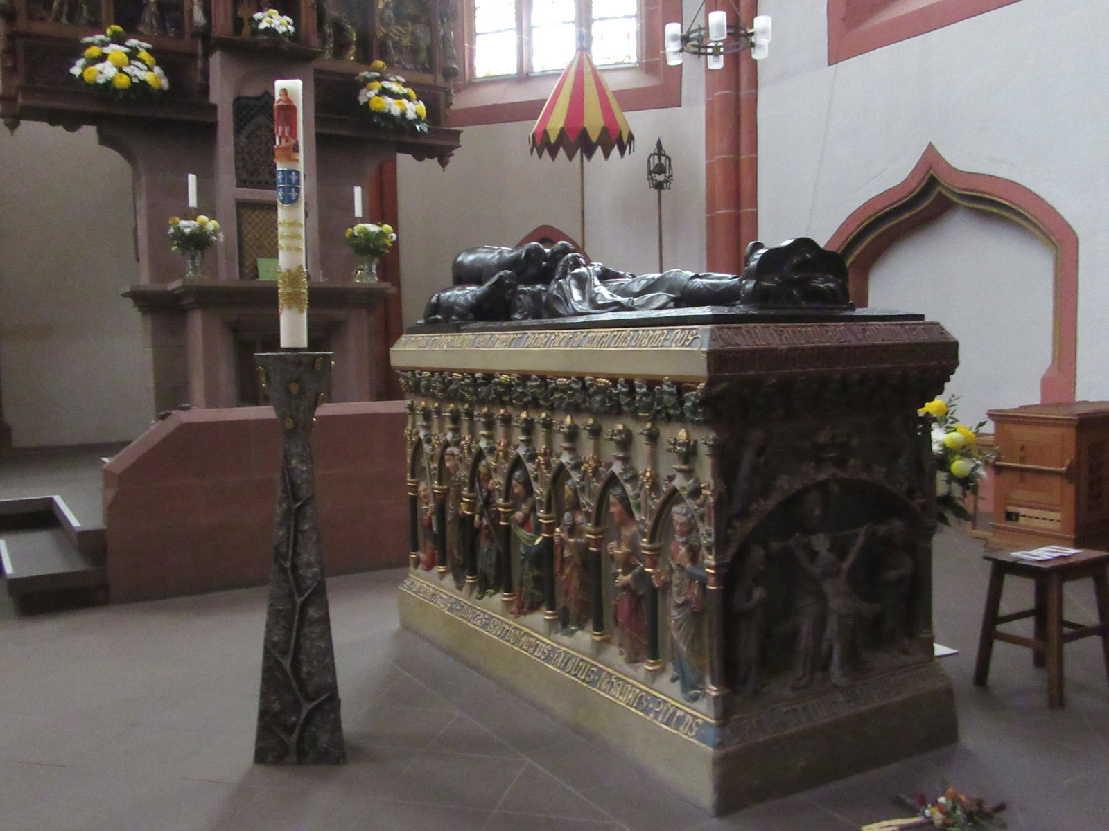 Tumba für Wendelin mit Apostelfiguren an der Seite, um 1400, in der Wendalinusbasilika in St. Wendel; das Hochgrab befindet sich hinter dem Hochaltar