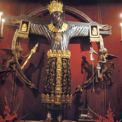 'Il Volto Santo' - Kreuz, 12. Jahrhundert, im Sankt Martins-Dom in Lucca, hier mit kostbaren Votivgaben geschmückt - das missverstandene Kreuz, das sich mit der Legende der heiligen Kümmernis verbunden hat