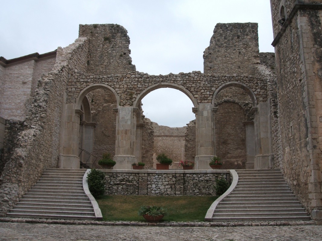 Reste der Abteikirche des Klosters San Salvatore di Goleto in Soriente, wo Wilhelm starb