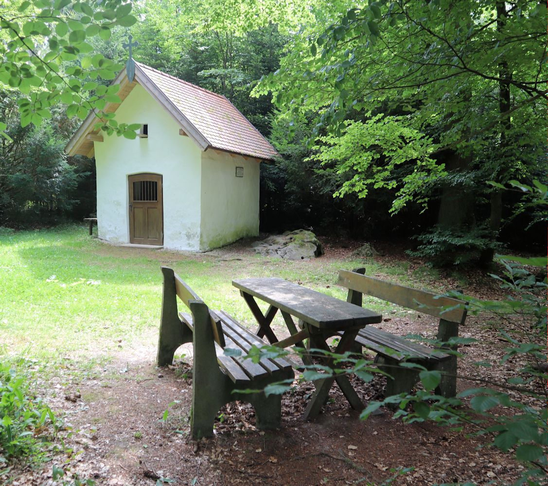 Willibald-Kapelle im Wald bei Attenfeld, rechts davon das Felsgestein