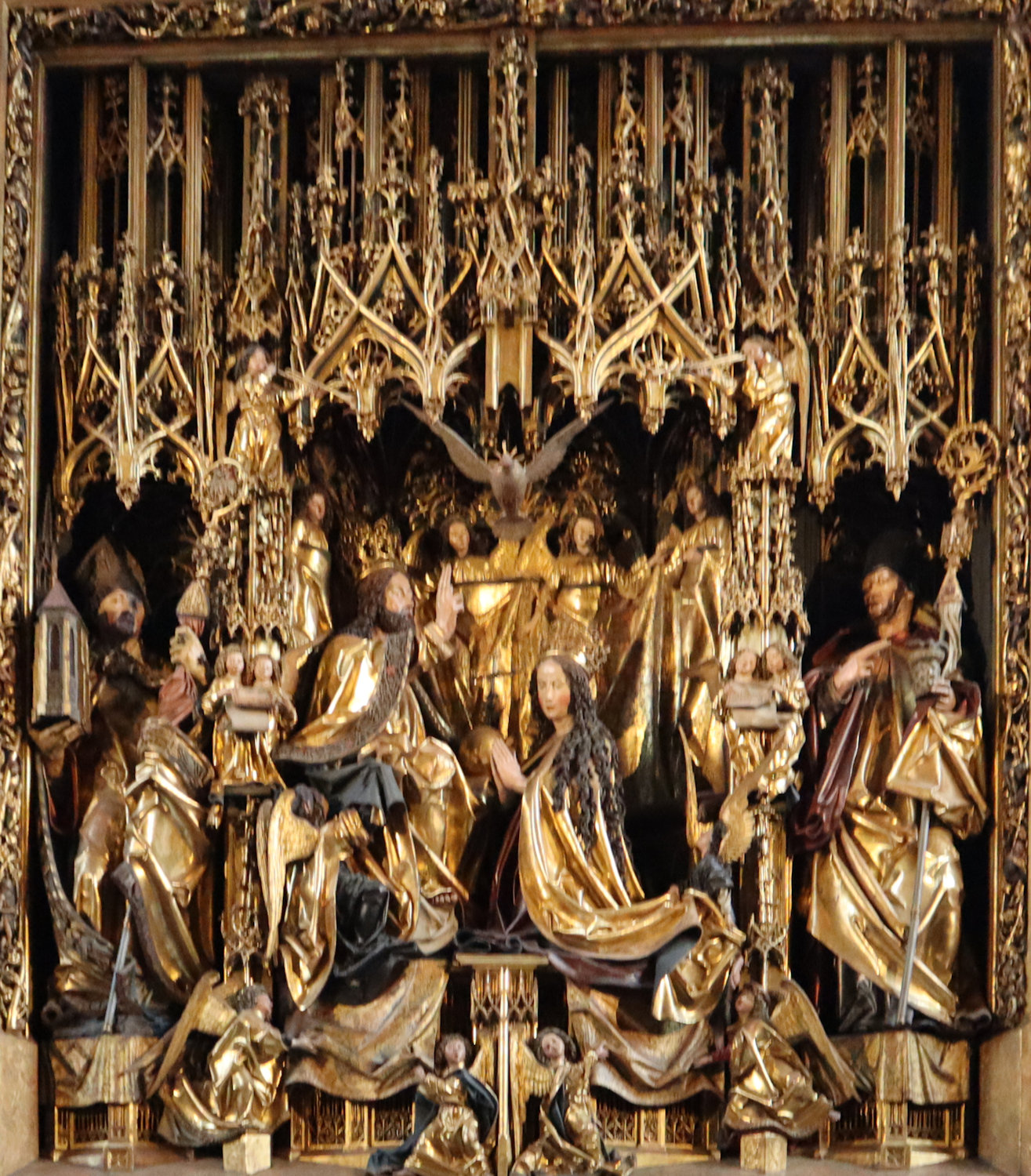 Michael Pacher: Wolfgang (links) mit dem thronenden Christus, der seine Mutter Maria in den Himmel aufnimmt und Benedikt von Nursia (rechts), um 1472, in der Kirche in St. Wolfgang