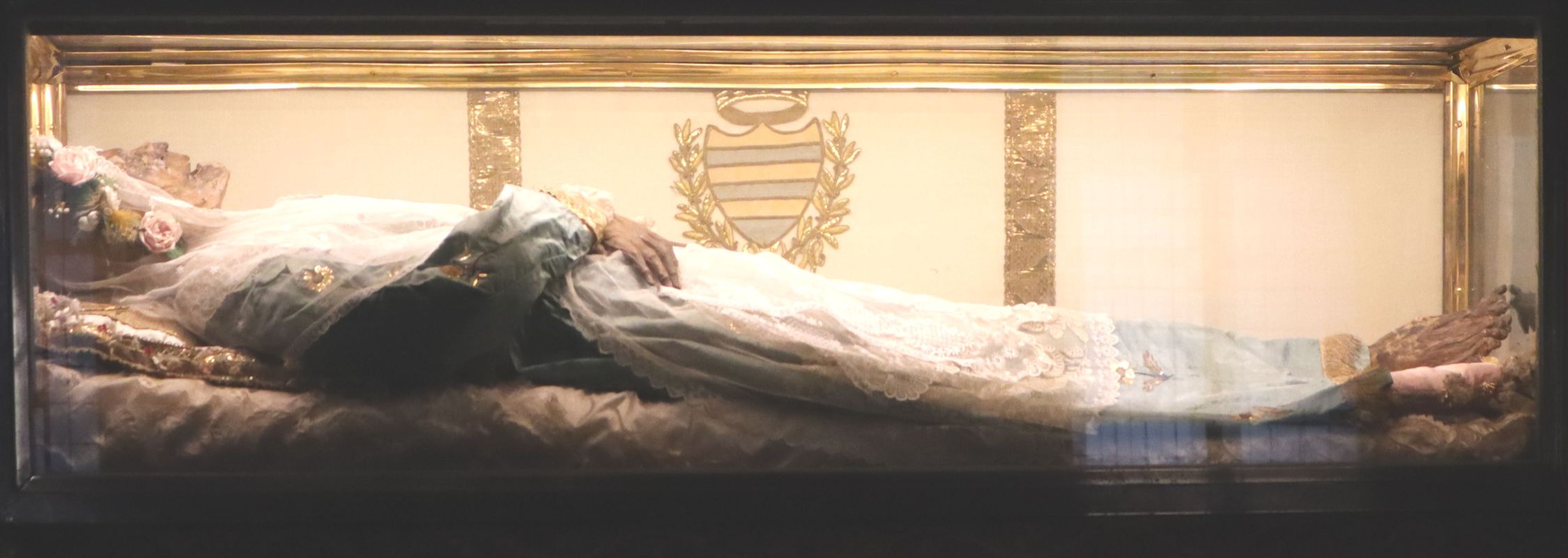 Sarg mit den mumifizierten Körper von Zita in der Kirche San Frediano in Lucca
