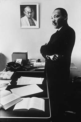 Top 10+ where is martin luther king from 2 Martin Luther King in seinem Arbeitszimmer vor einem Bild von Gandhi