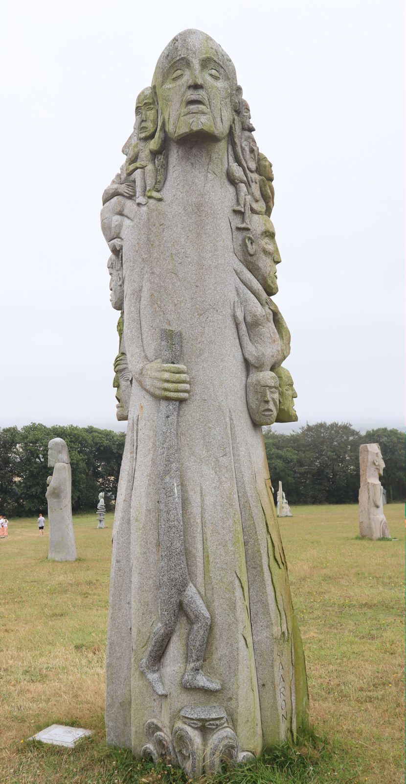 Olivier Lévêque: Statue, 2019, im „Vallée des Saints” nahe Carnoët bei Saint-Brieuc