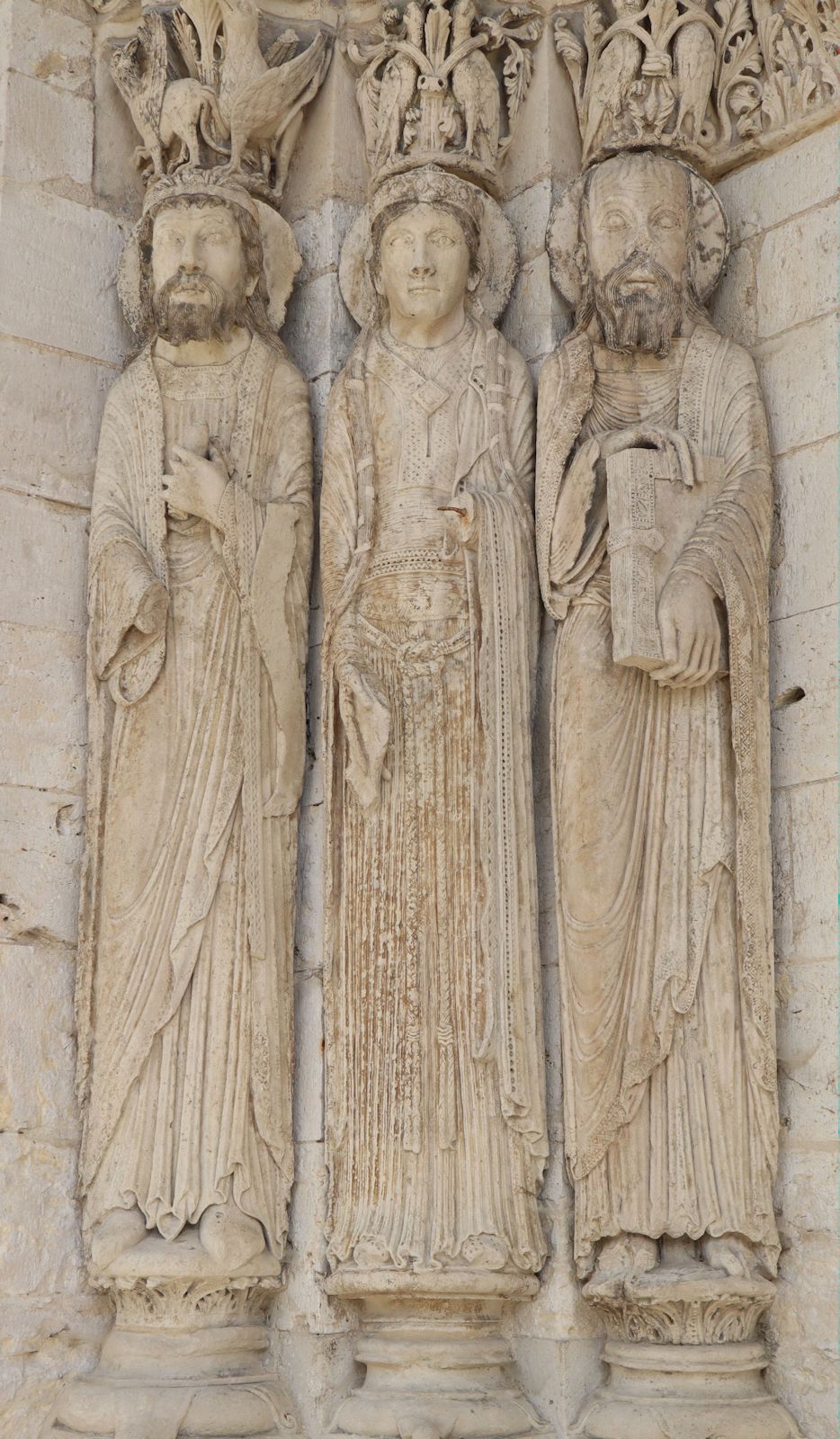 Reliefs: Aaron (links), die Königin von Saba (Mitte), und Paulus, um 1160, an der ehemaligen Prioratskirche Saint-Loup in Saint-Loup-de-Naud bei Provins in Frankreich