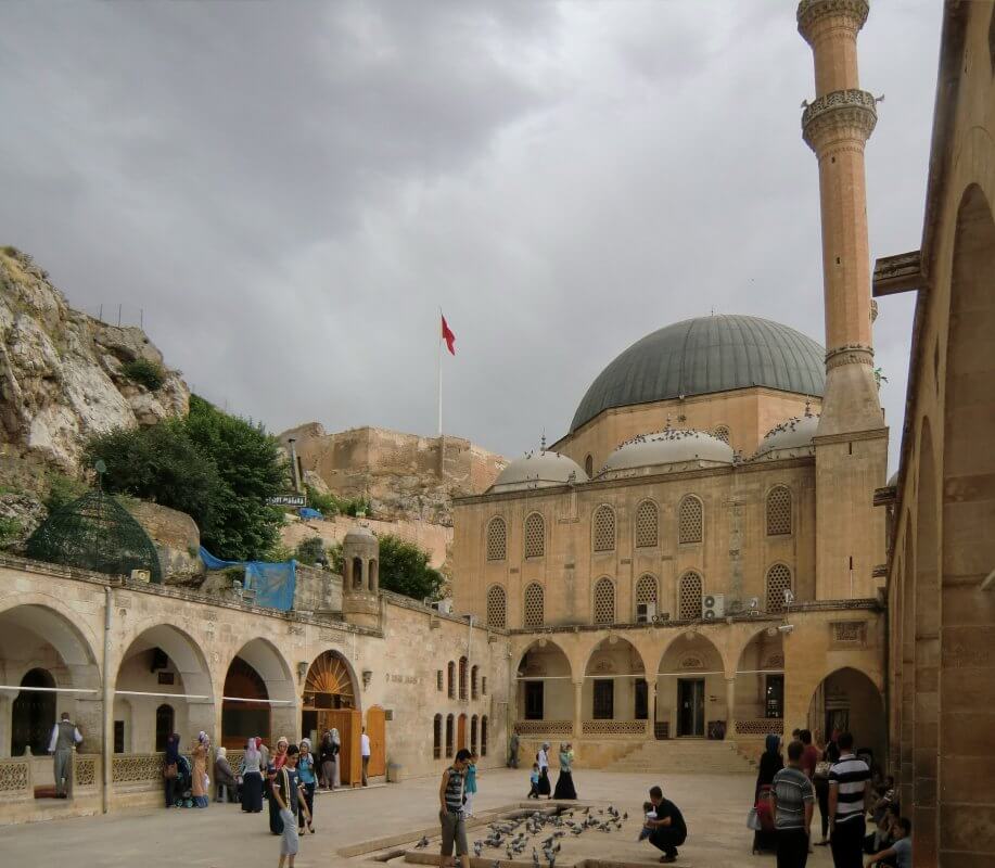 Die „Mevlid-i-Halil-Moschee”, links der Eingang zur Geburshöhle, darüber die Festung von Şanlıurfa