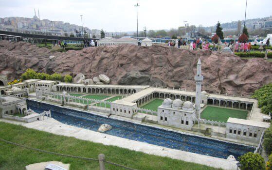 Modell des Balıklıgöl mit der Halil-ür-Rahman-Moschee (ganz links) und der 1736 erbauten Rızvaniye-Moschee und -Schule (rechts), im Freizeitpark Miniaturk in Ístanbul
