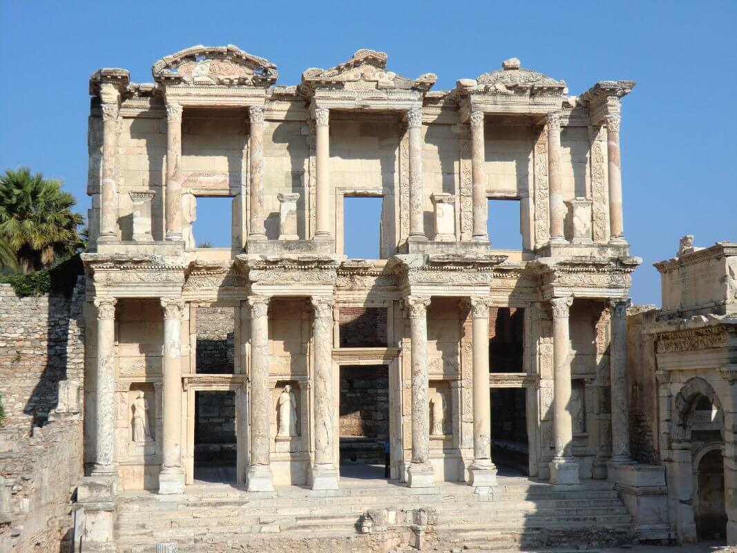 Die berühmte Celsus-Bibliothek in Ephesus, erbaut um 105 als Grablege und darüberliegende Bibliothek für Tiberius Julius Celsus, bei einem Erdbeben um 270 zerstört, 1970 - 1978 wieder aufgebaut