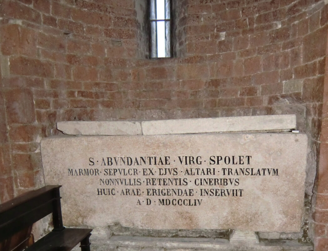 Marmorsarg der Jungfrau Abundantia, 1854 aus ihrem Altar in die Krypta der Kirche San Gregorio Maggiore in Spoleto versetzt