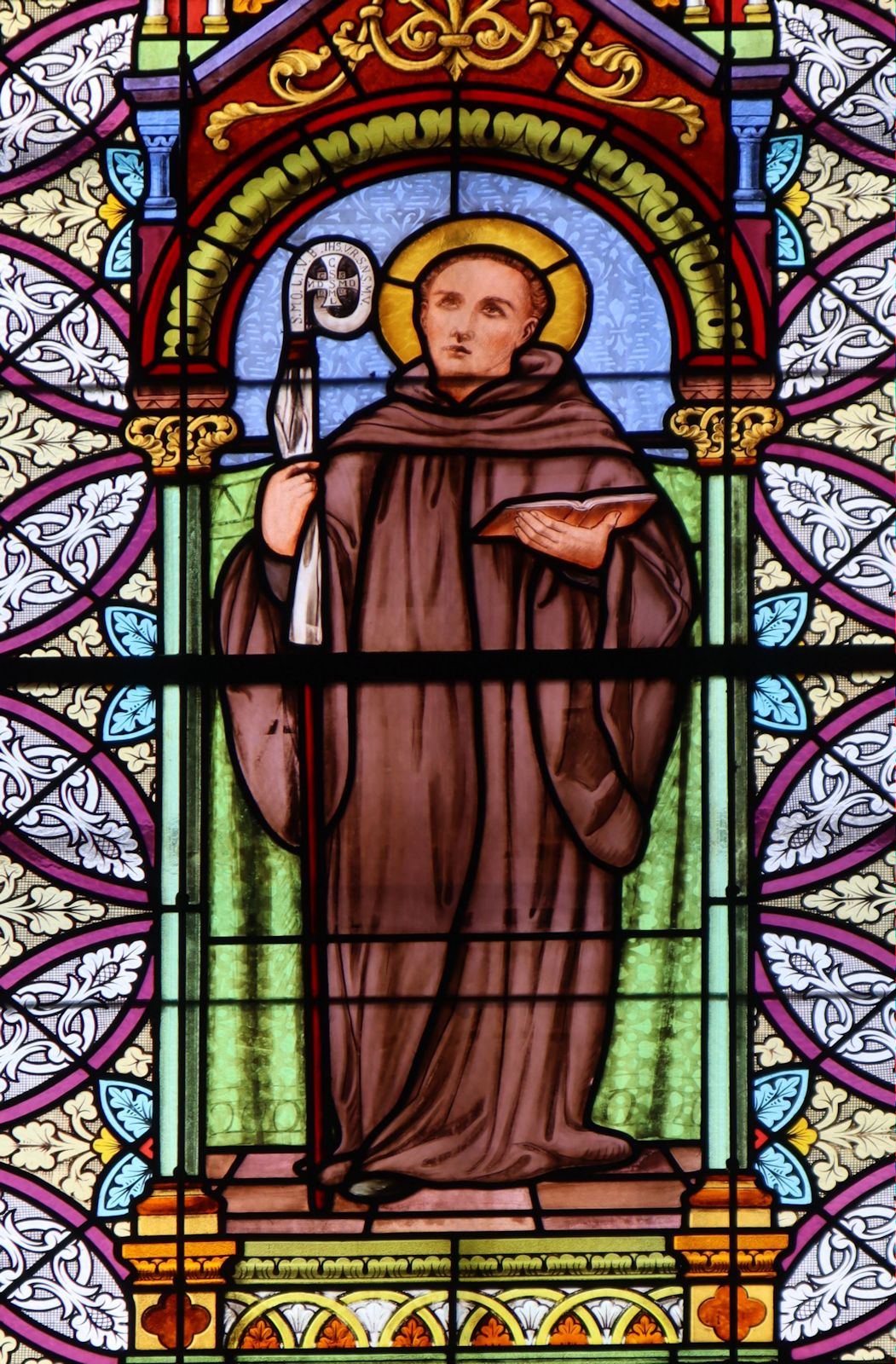 Glasfenster in der Pfarrkirche in Haspres bei Valenciennes in Frankreich