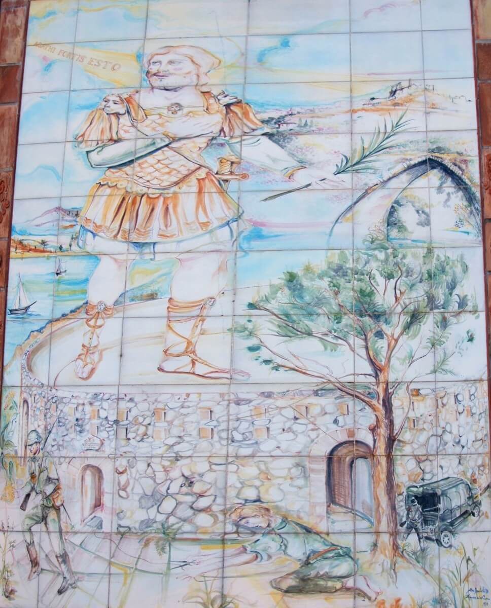 „Agatho ist stark”, naive Kachelmalerei zur Erinnerung an Rettung vor deutscher Zerstörung durch amerikanische Truppen im 2. Weltkrieg am 8. September 1949, 1990, an der Stadtmauer in Squillace