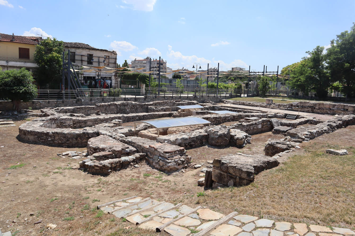 Reste der Achilleus-Basilika in Larisa mit seinem erhaltenen Grab (unter der Überdachung, Bildmitte)