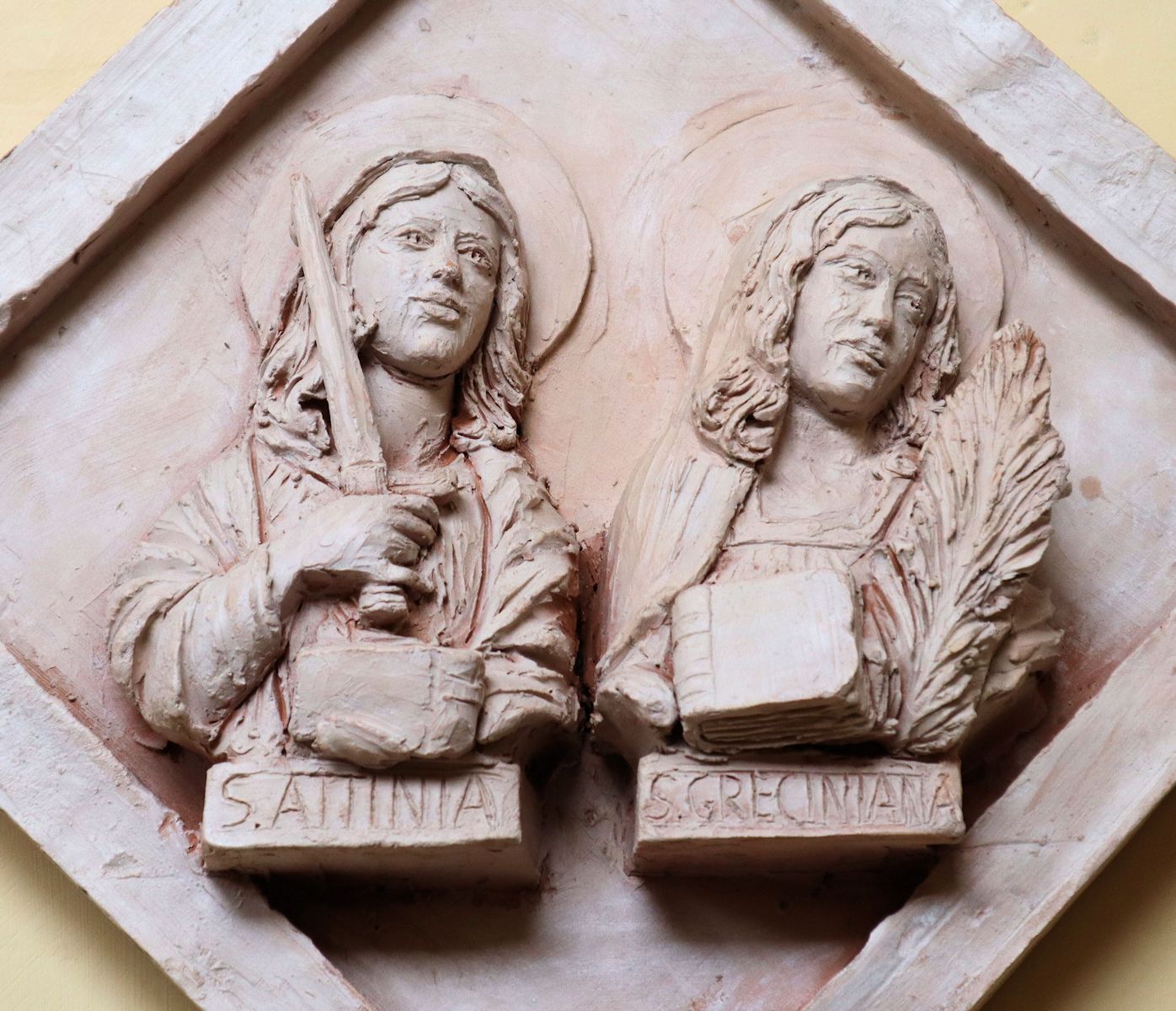 Roberto Chiti und Giorgio Finazzo: Terracottarelief, 2019, im Kreuzgang der Kathedrale in Volterra