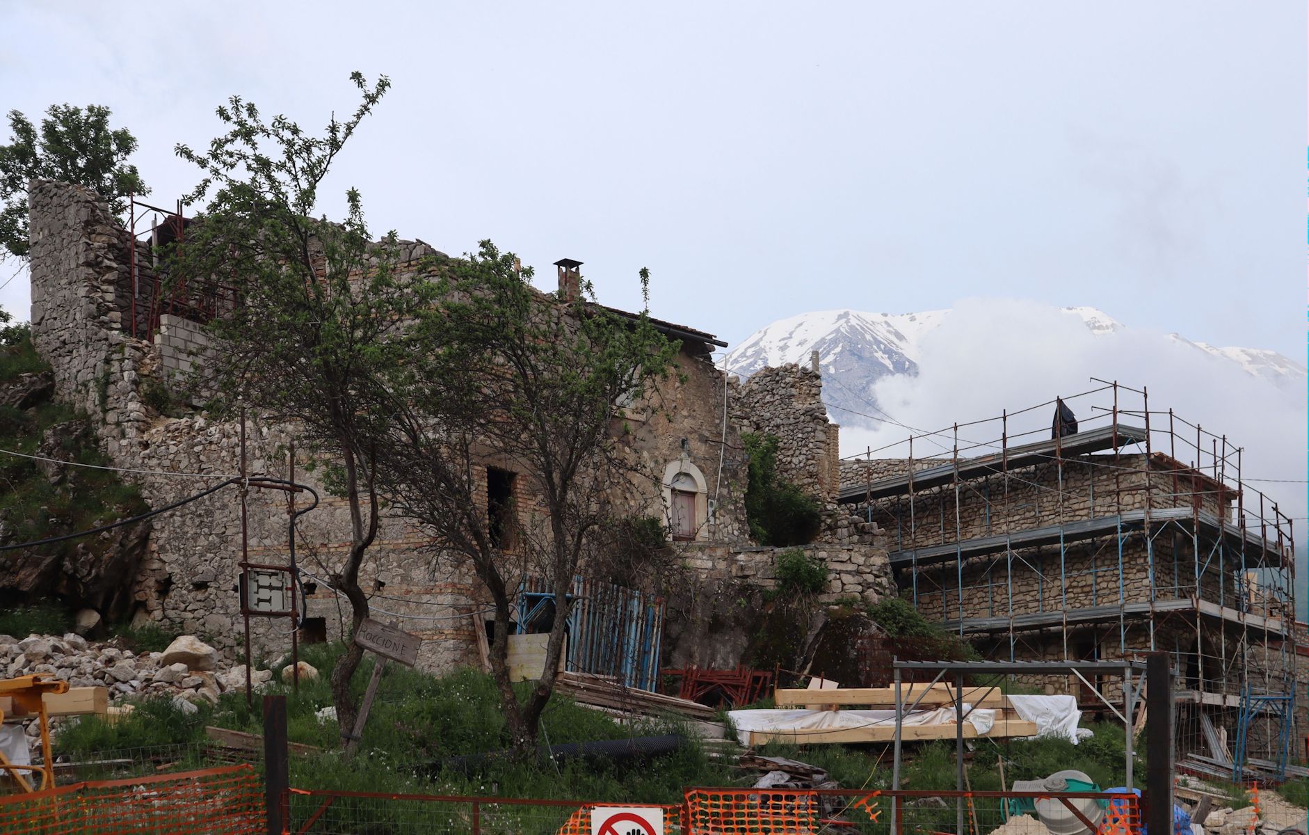 Werden derzeit (2013) restauriert: Kirche und Gebäude in Roccacaramanico
