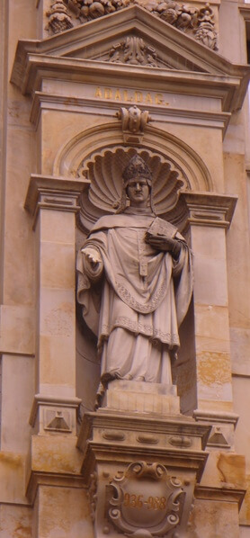 Statue am Rathaus in hamburg