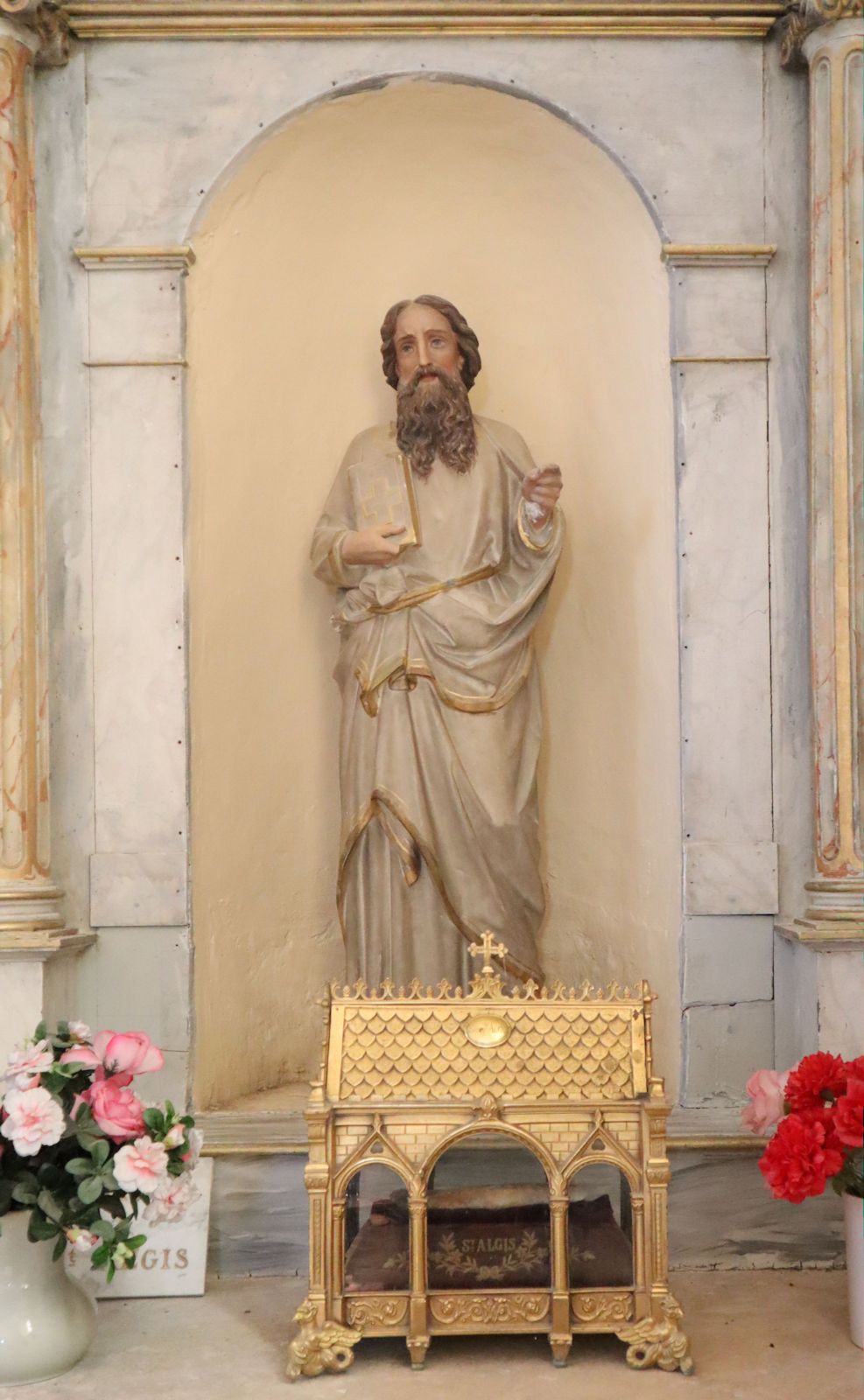 Statue und Reliquiar in der Pfarrkirche in St-Algis