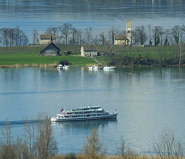 Insel Ufenau mit Martinskapelle (links), Pfarrkirche St. Peter und Paul (rechts) und Gasthaus (vorne)